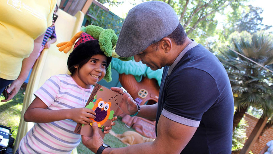 Jon Secada sorprendió a niños de una fundación en la Ciudad de Guatemala