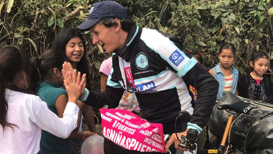 Laurent Simon, recorre Guatemala en bicicleta y dona útiles en escuelas