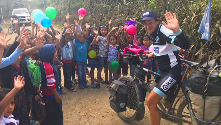 Laurent Simon, recorre Guatemala en bicicleta y dona útiles en escuelas