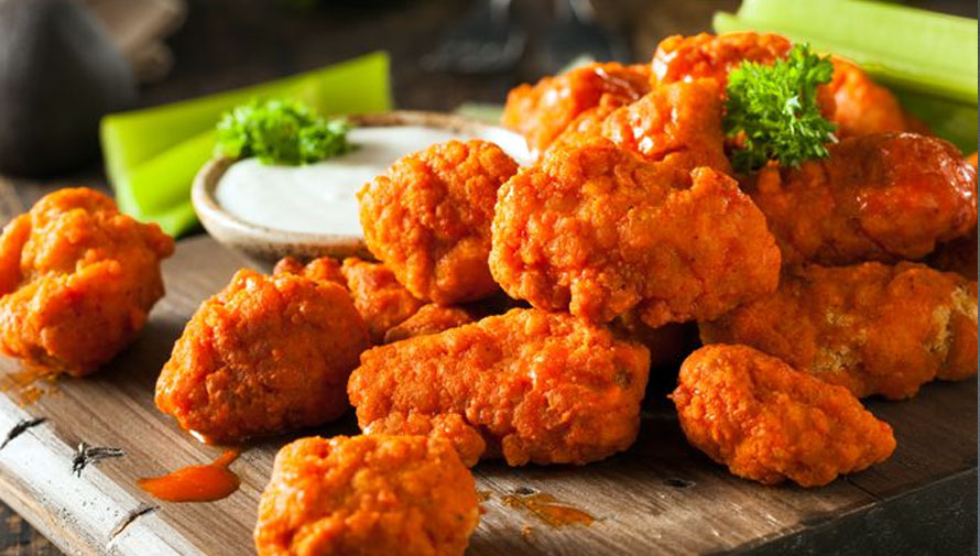 Alitas gratis por el día del cariño en Hooters