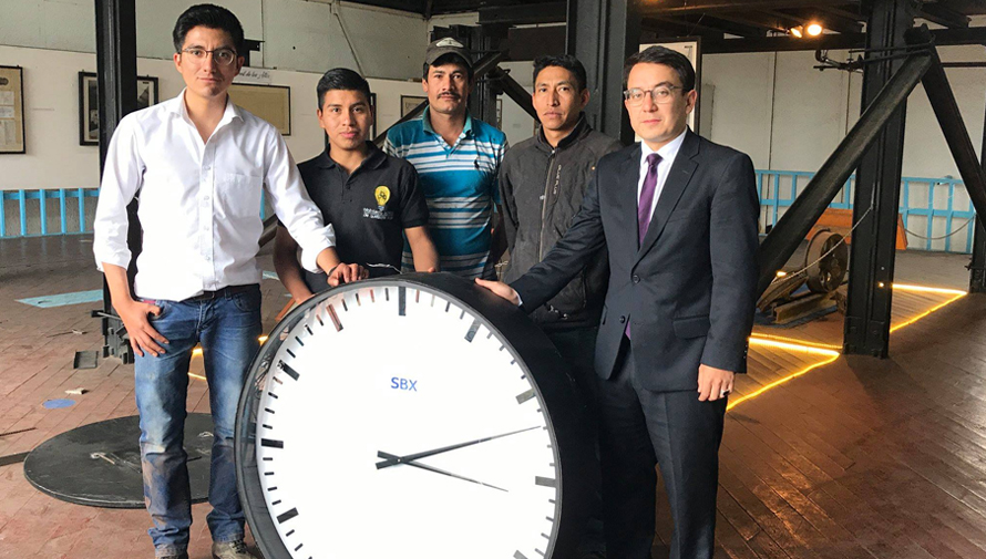 Instalaron réplica del Reloj de la Lucha en la antigua estación del Ferrocarril de los Altos