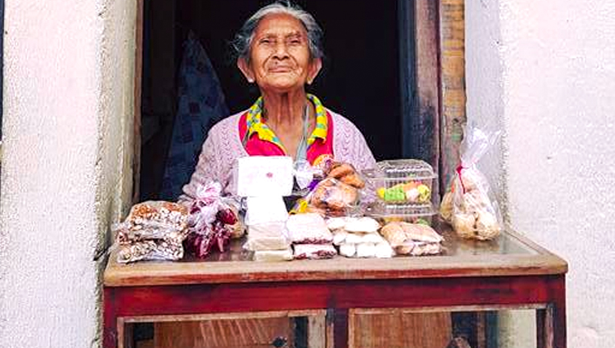 La historia de doña Josefina, vendedora de dulces típicos en Antigua Guatemala