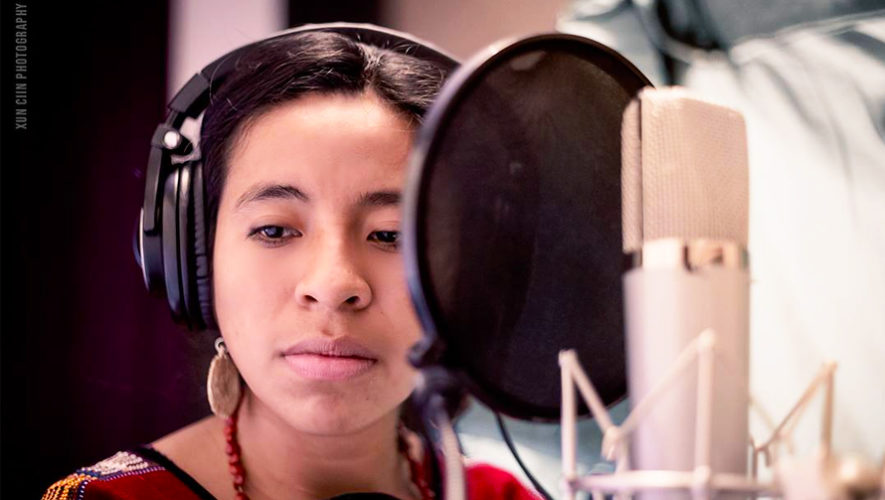 La cantante guatemalteca Sara Curruchich graba su primer disco en Europa