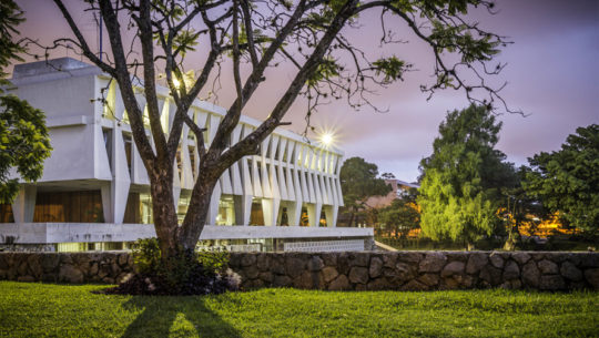 En la USAC instalan alumbrado público que funciona con energía solar