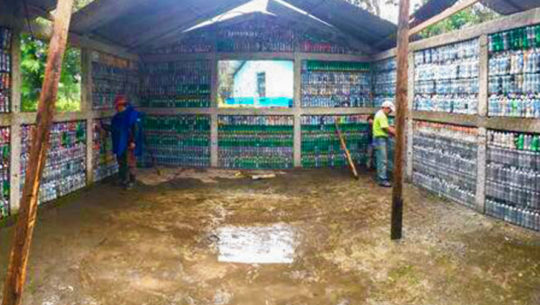 En Alta Verapaz construyen una casa con ladrillos ecológicos