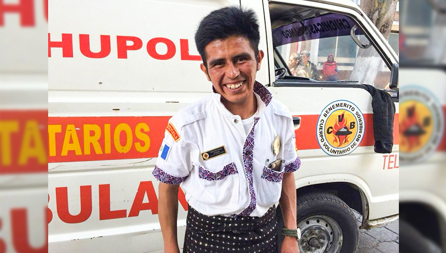 Francisco Chox, el bombero guatemalteco que utiliza su traje regional de Sololá