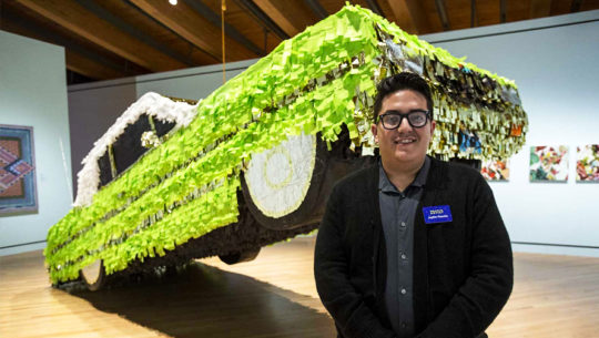 Justin Favela de origen guatemalteco, realiza piñatas que se exponen en museos