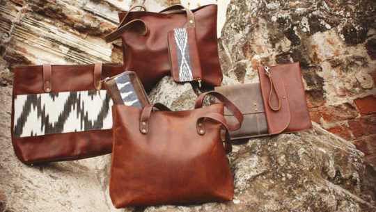 K Marina Designs produce bolsas a mano con tejidos y cuero en Guatemala