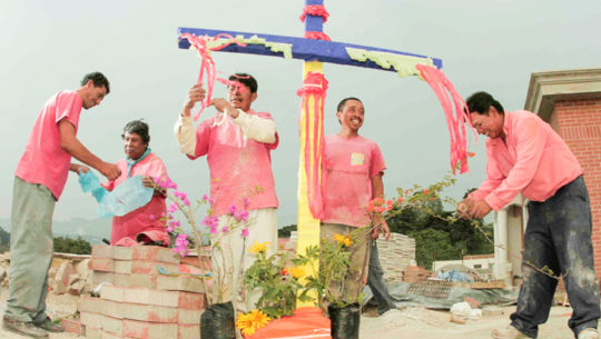 La historia del Día de la Cruz en Guatemala y su relación con los albañiles