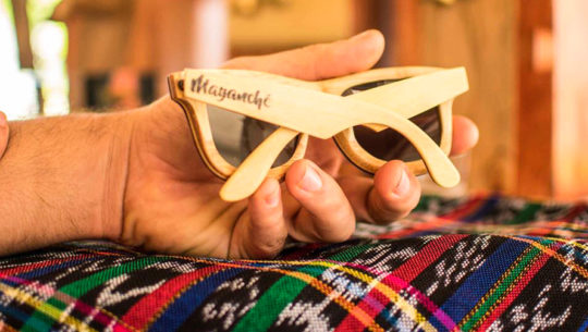 Mayanché, lentes de sol elaborados con material reciclado