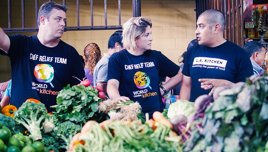 Chefs guatemaltecos e internacionales cocinan para los damnificados del Volcán de Fuego