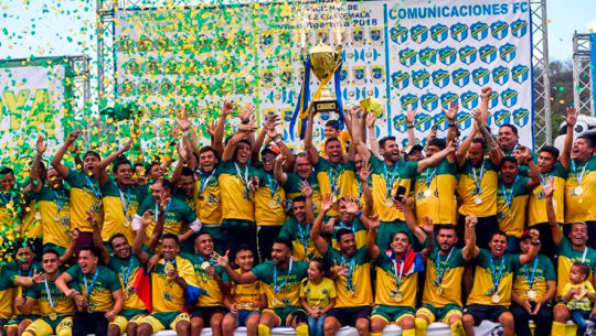 CD Guastatoya es felicitado por el presidente de la FIFA, Gianni Infantino