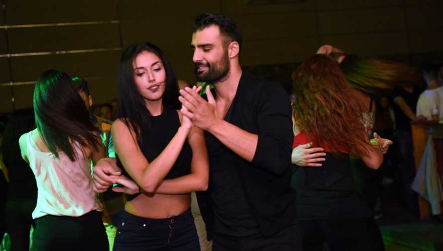 Fiesta para solteros en La Mona