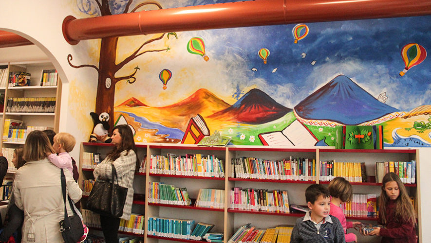 Artista guatemalteca demostró su talento en un colorido mural en biblioteca de Italia