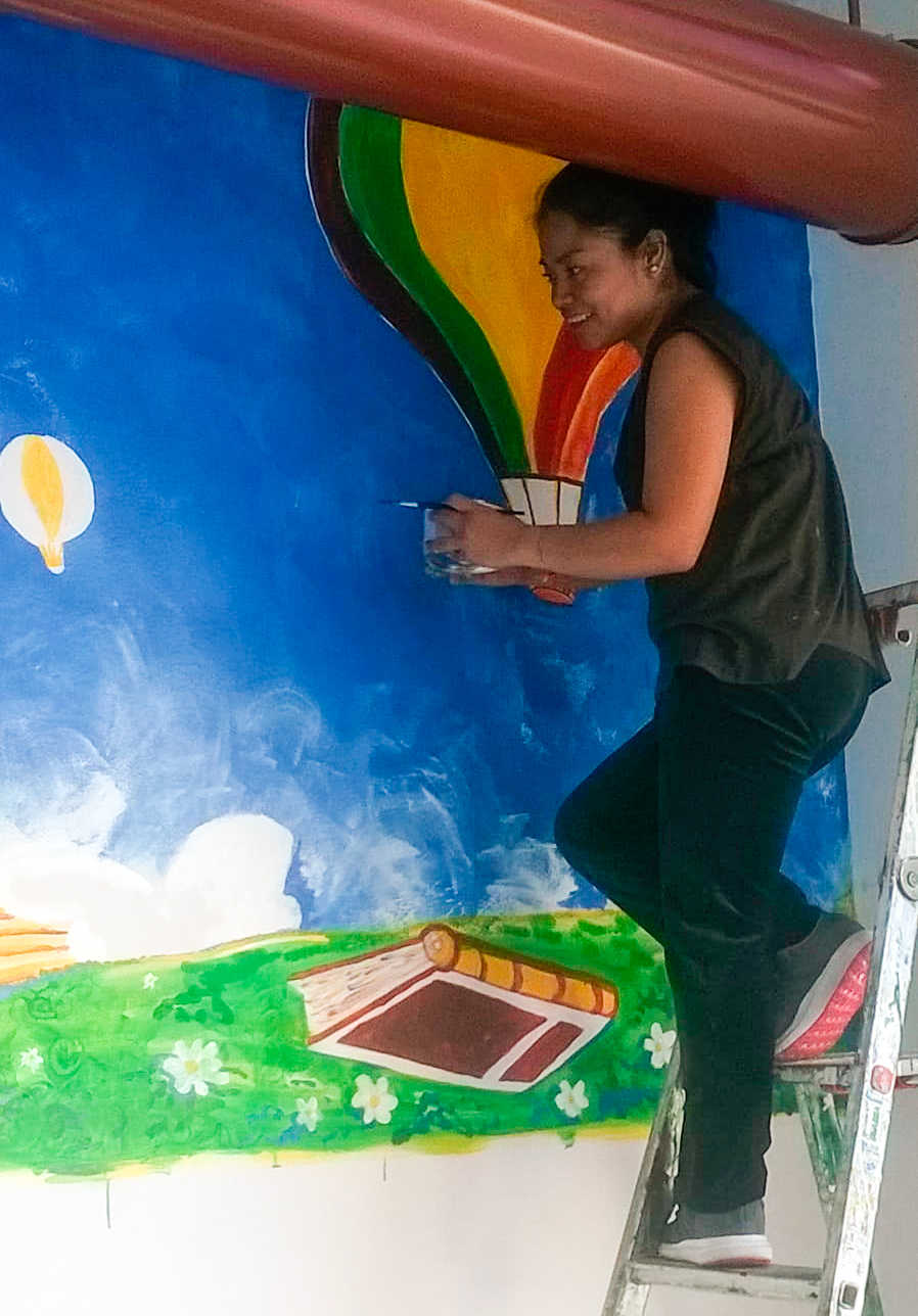Evelyn Moran pintó un mural en biblioteca de Italia