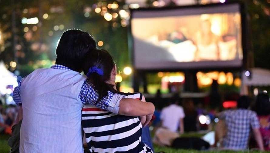 Noche romántica de cine al aire libre