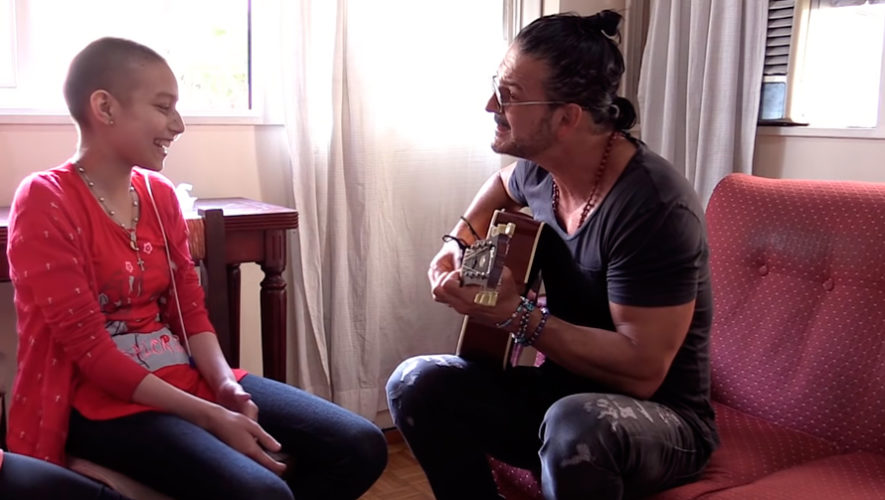 Paciente con cáncer cautivó a Ricardo Arjona al interpretar su canción