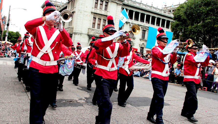 Desfile de bandas por las calles del Centro Histórico