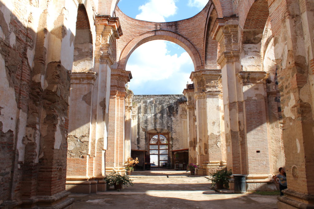 ruinas detrás de la Catedral de San José