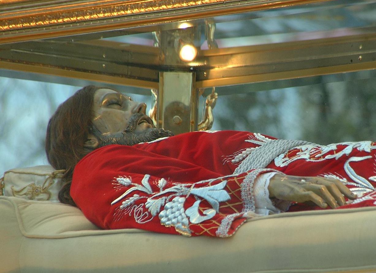 (Foto: Señor Sepultado Guatemala, Cristo del Amor)