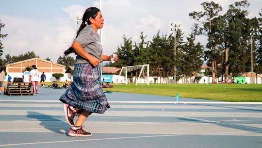 Doña Jesús Elías Elías, la quetzalteca que corre con orgullo usando su traje típico
