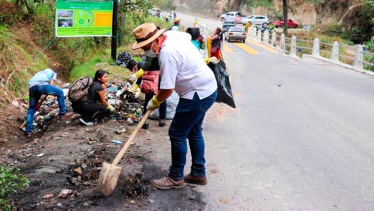 Guatemaltecos se unen para recoger 40 toneladas de basura en Sololá y Quiché