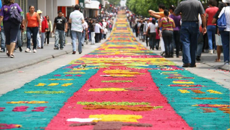 voluntarios para elaborar la alfombra del Paseo de la Sexta en abril 2019