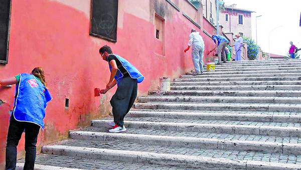 Buscan voluntarios para pintar las paredes de una avenida