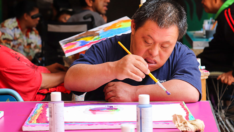 Cuadros pintados por niños y adultos del Hogar Virgen del Socorro se exponen y venden
