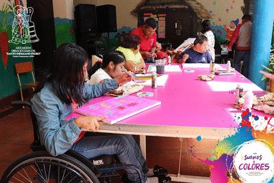 Cuadros pintados por niños y adultos del Hogar Virgen del Socorro se exponen y venden