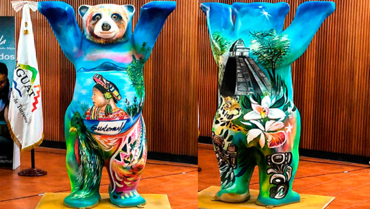Osiel Martínez, originario de Sacatepéquez, pintó un nuevo Buddy Bear guatemalteco