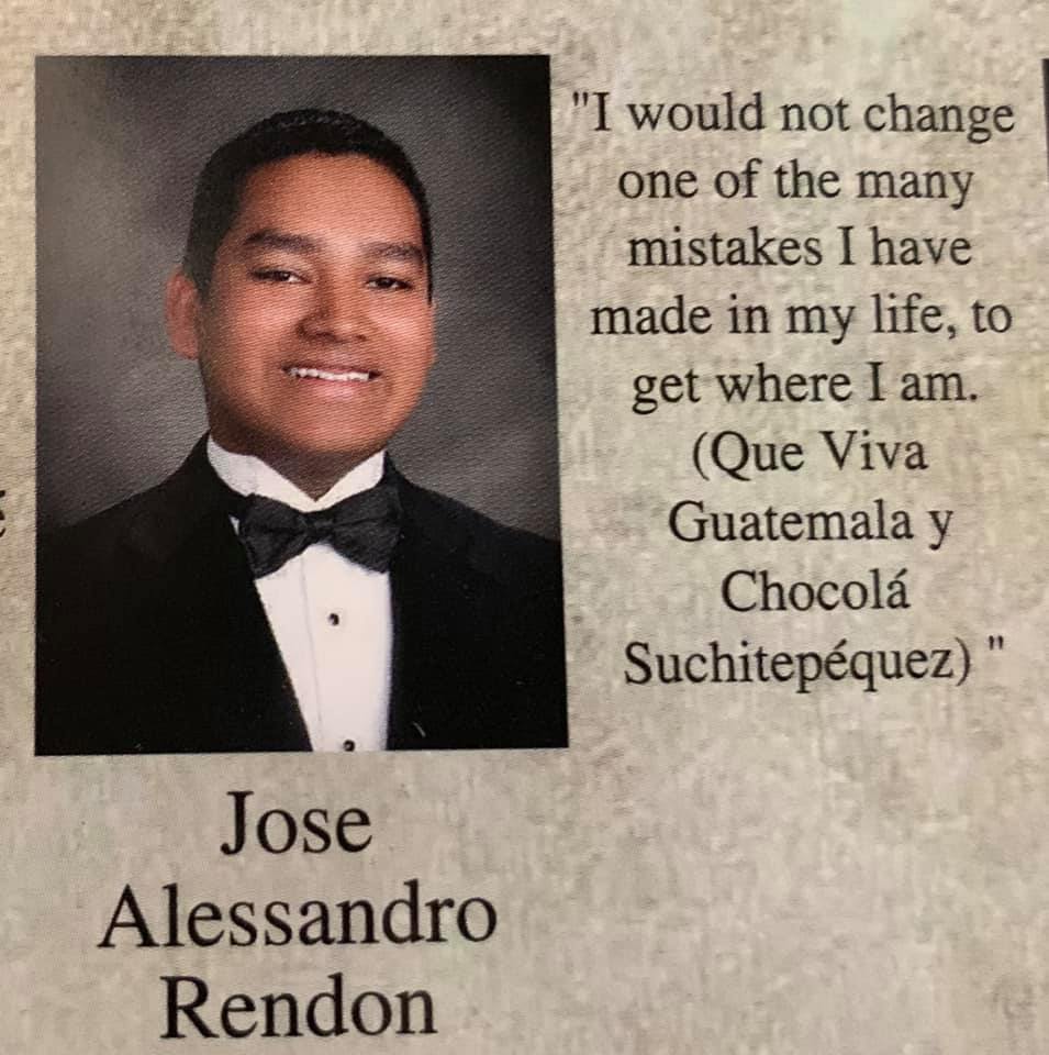 Alessandro Rendón se graduó en Estados Unidos y fue admirado por su colorido birrete