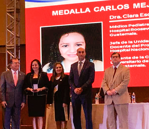 Clara Esquivel ganó medalla por ser la mejor investigadora joven en congreso de Paraguay