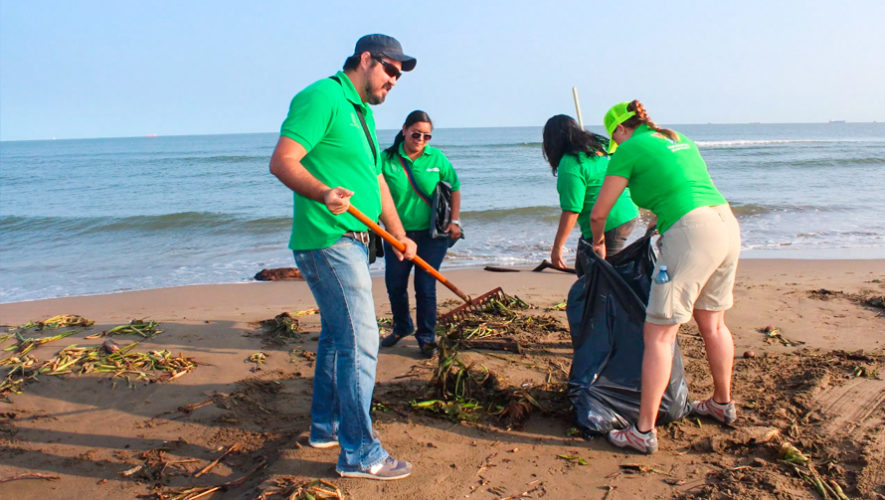 Convocatoria de voluntarios para limpiar la playa de la Aldea Madre Vieja en Monterrico