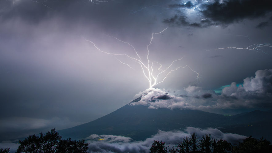Foto de Sergio Montúfar del Volcán de Agua fue publicada por la NASA