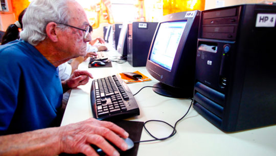 Clases de computación gratuitas para adultos
