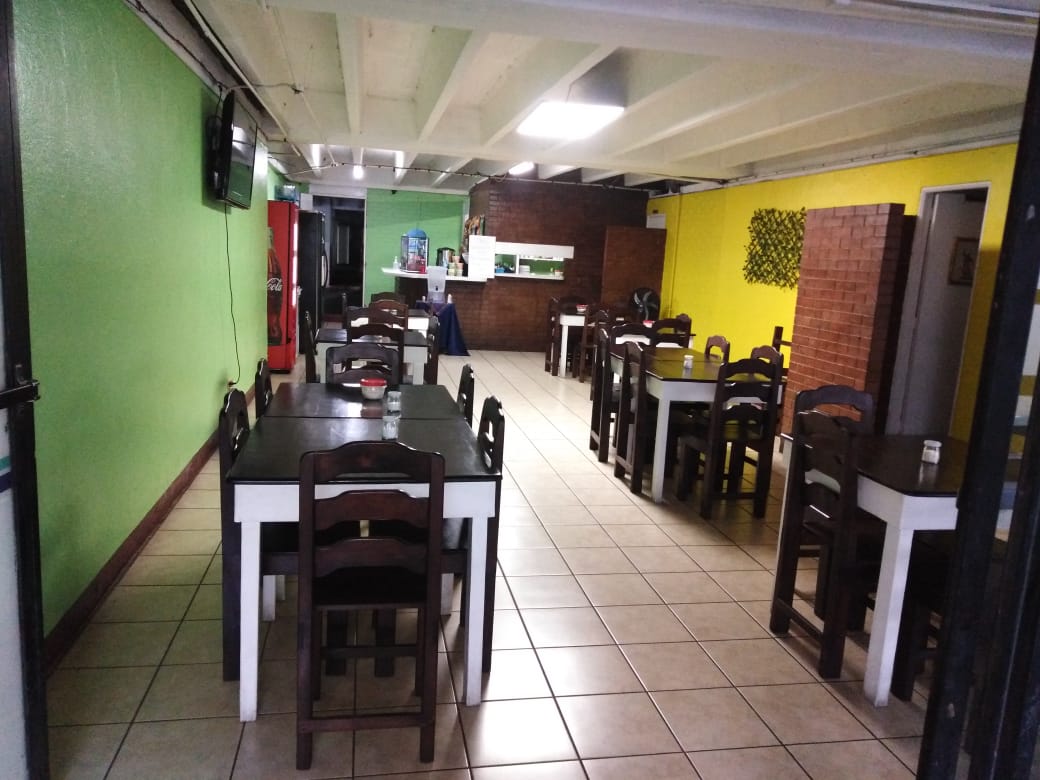 Restaurante en la Ciudad de Guatemala regala café y pan a personas que buscan empleo