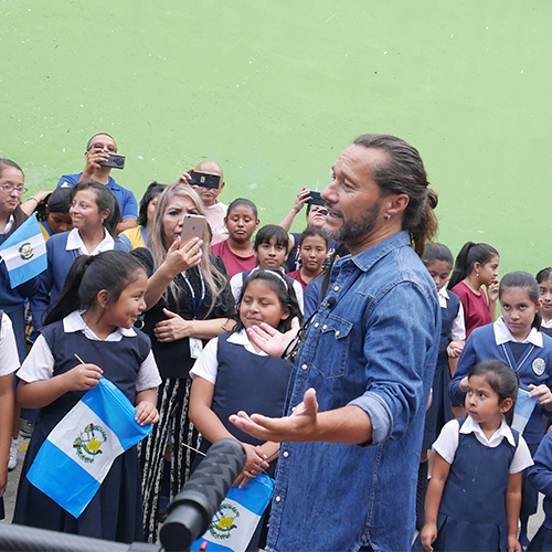 Diego Torres visitó escuela en Guatemala