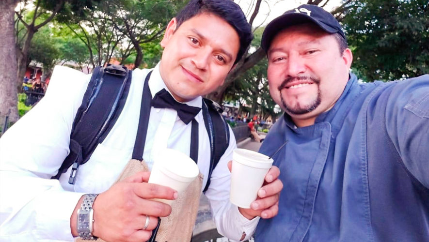 Viral: Guatemalteco vende café de forma creativa en las calles de Antigua Guatemala