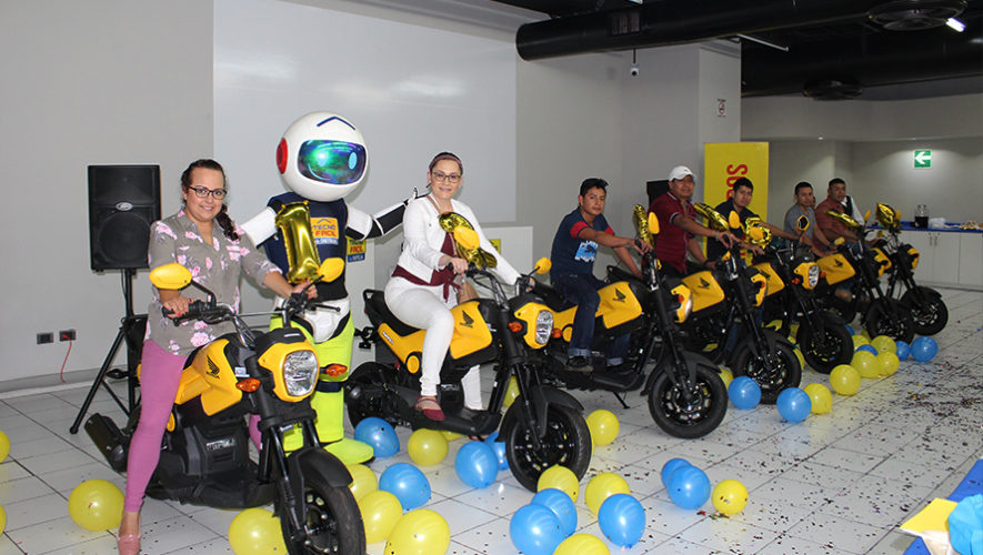 Tecno Facil premió a diez guatemaltecos con motos Honda Navi 2019