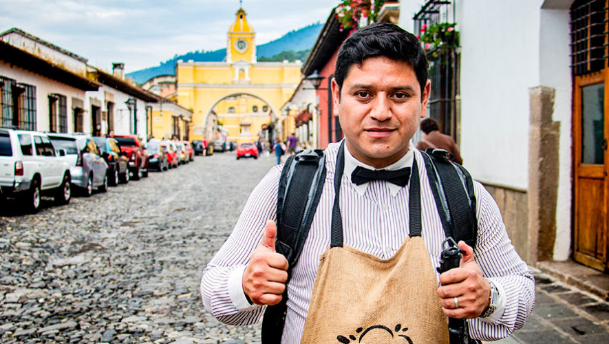 Behami Barrios ofrece café en las calles de Antigua Guatemala. (Foto Guatemala.com)