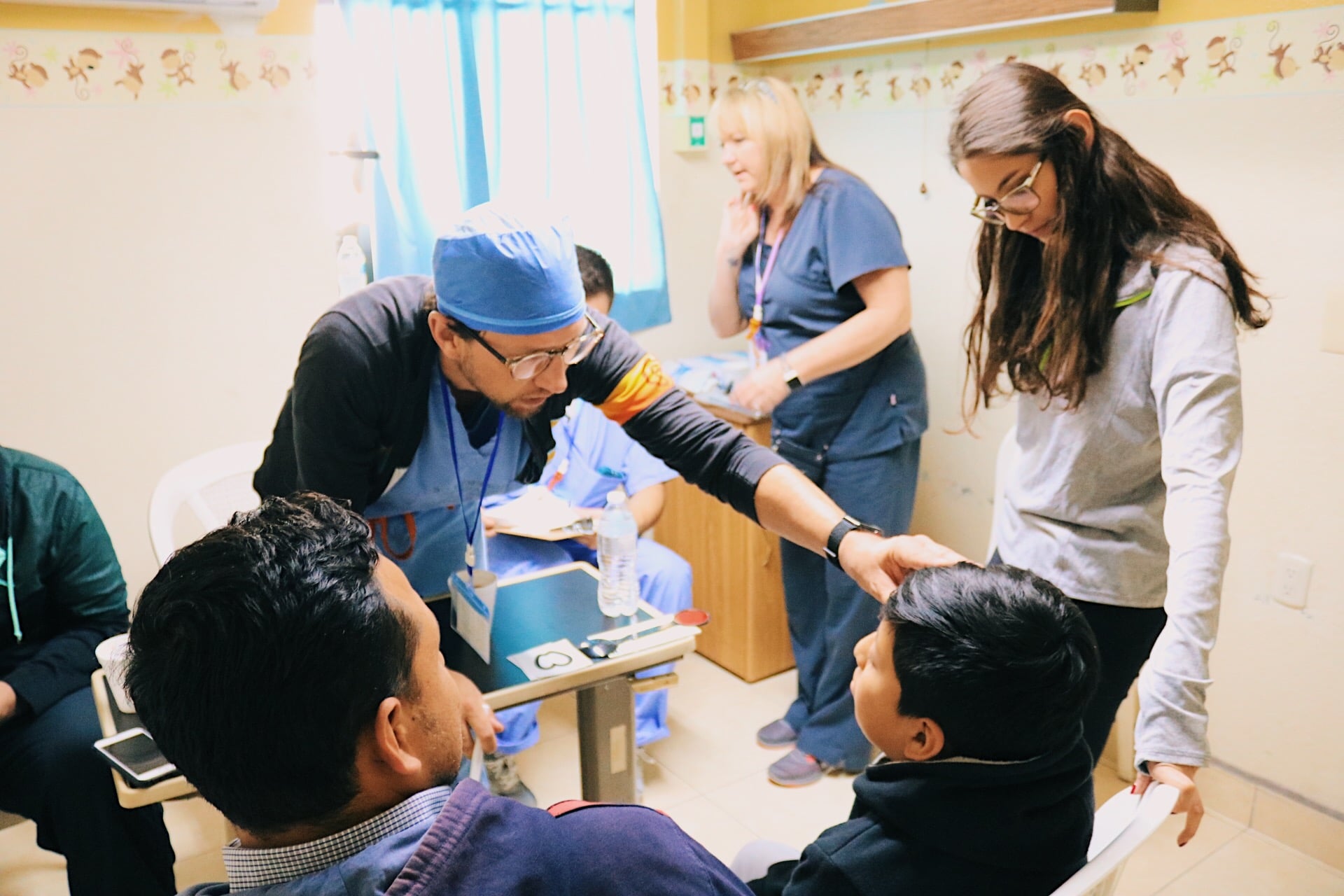 Cirugía gratuita de hernias para niños y adolescentes
