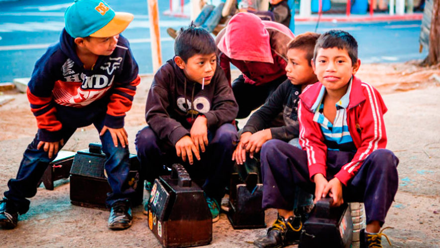 Recaudan regalos para el convivio de niños lustradores en la Ciudad de Guatemala