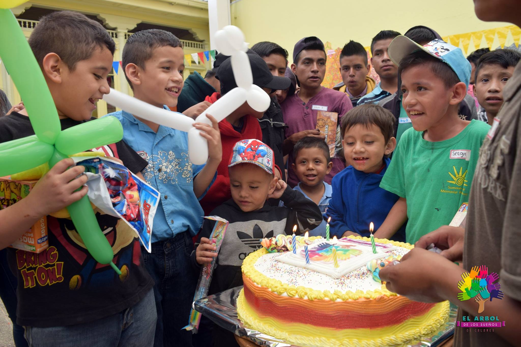 Recaudan regalos para el convivio de niños lustradores