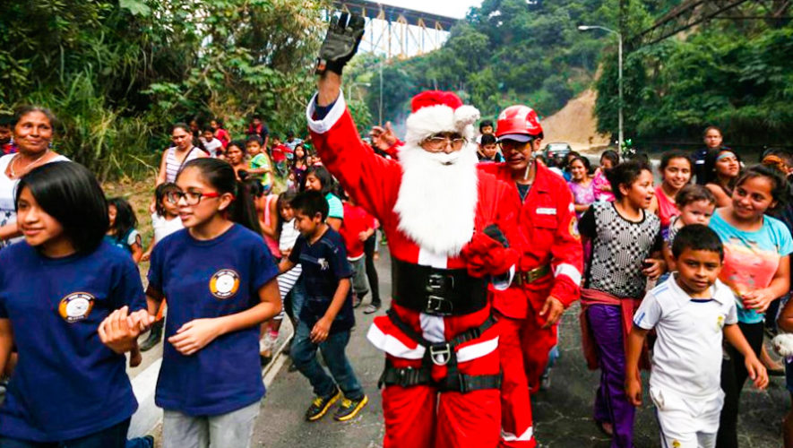 Bombero que se disfraza de Santa Claus recolecta