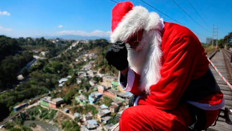 El bombero que se disfraza de Santa Claus pide ayuda para recolectar juguetes