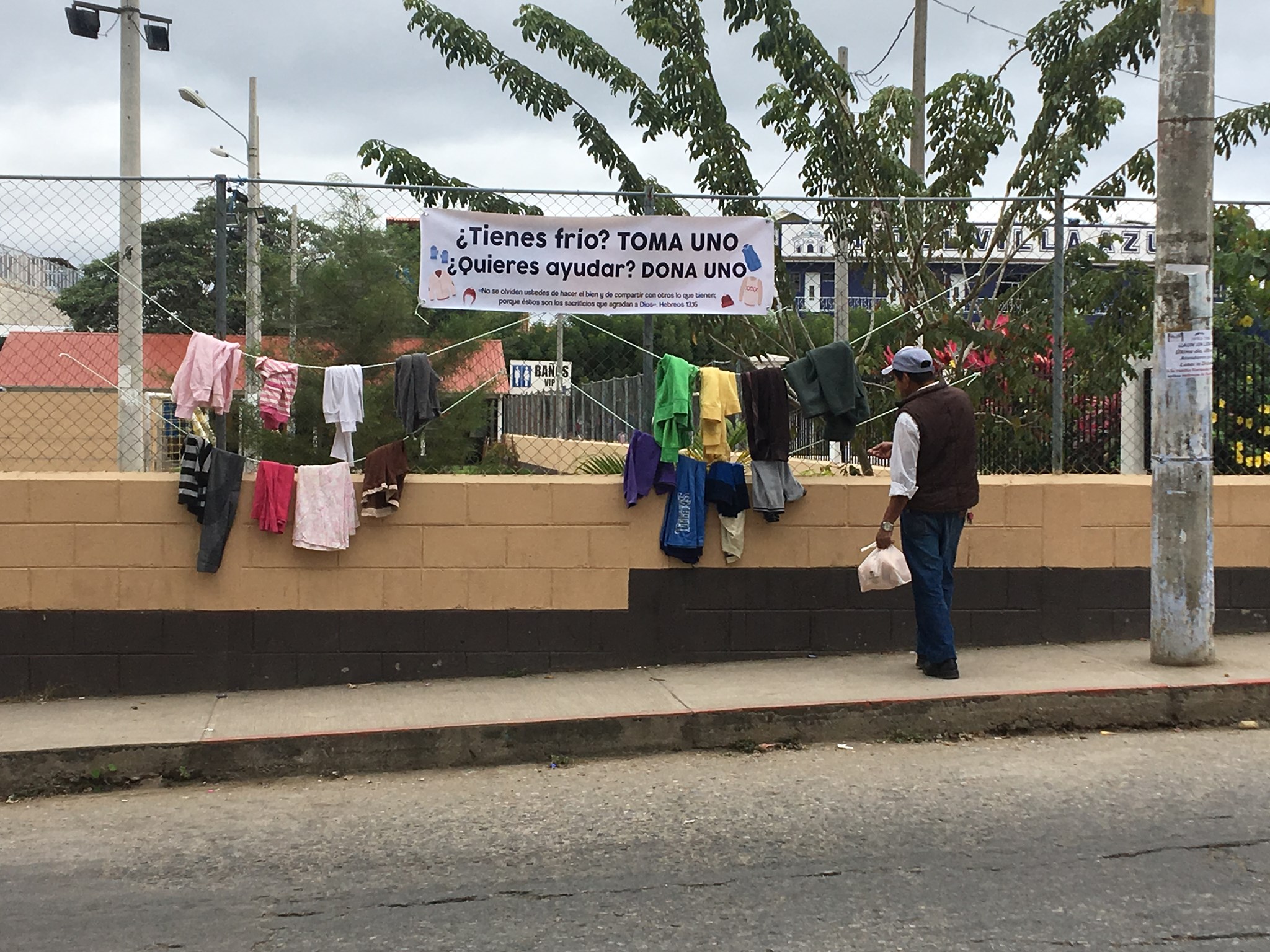 Guatemaltecos se unen a campaña que dona suéteres en época de frío