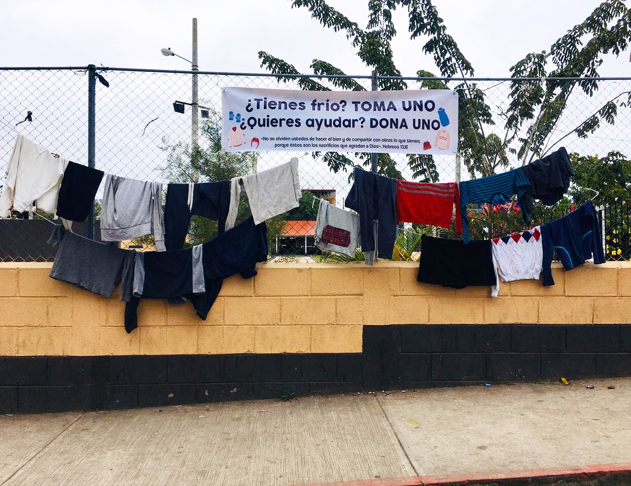 Guatemaltecos se unen a campaña que dona suéteres en época de frío Esquipulas