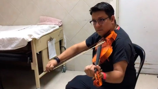 Médico guatemalteco sorprende en hospital al interpretar melodías a pacientes en Navidad