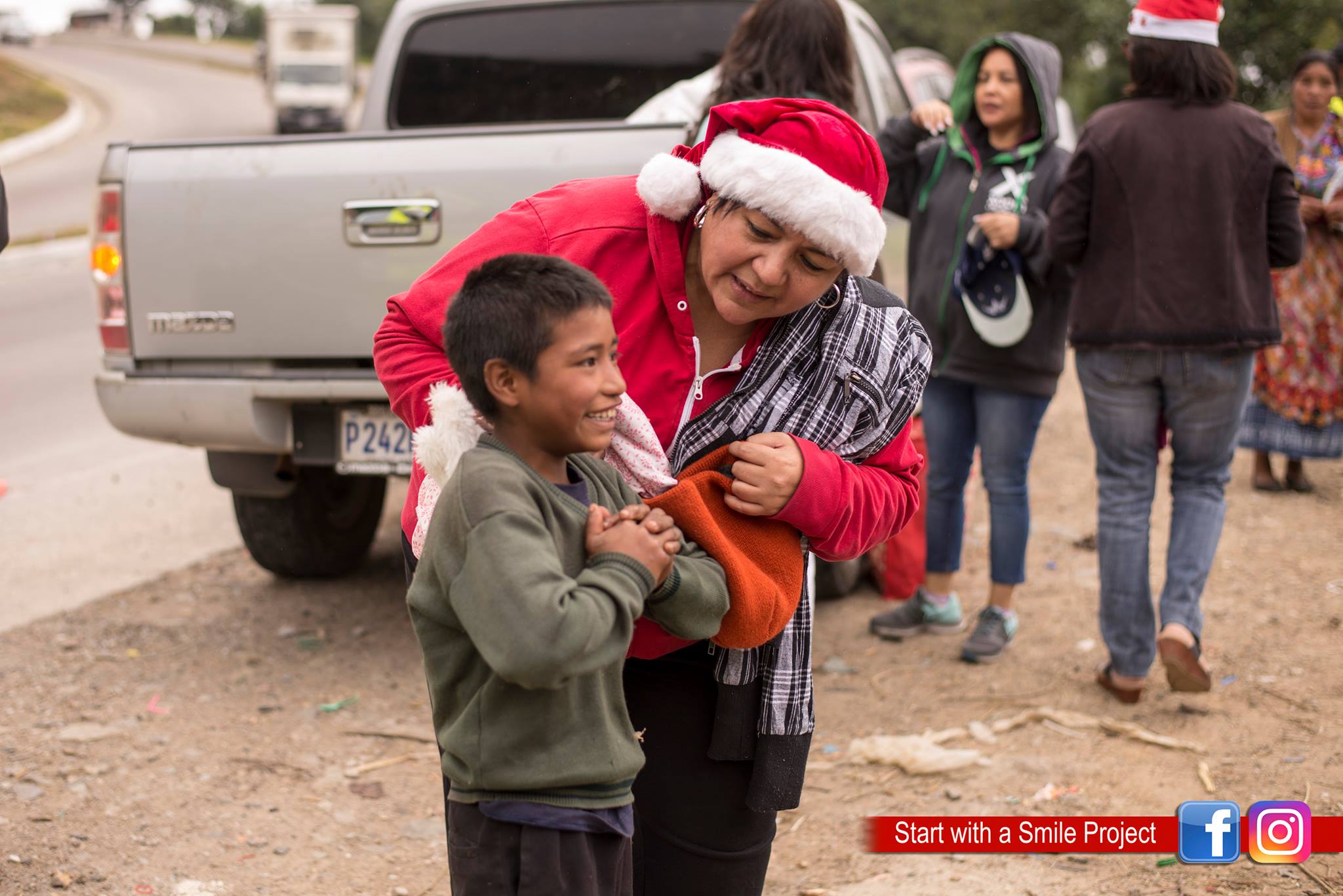 Recaudan regalos de Navidad para los niños de la carretera a Tecpán en diciembre 2019